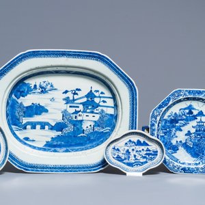 Vier stukken Chinees blauwwit porselein, Qianlong en 19e eeuw — foto 1