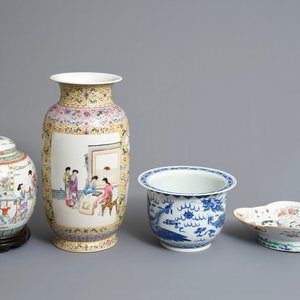 Vier stukken Chinees famille rose en blauwwit porselein, 19/20e eeuw — foto 1