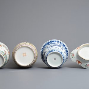 Vier stukken Chinees famille rose en blauwwit porselein, 19/20e eeuw — foto 4