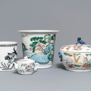 Vier stukken Chinees famille rose en grisaille porselein, 19/20e eeuw — foto 1