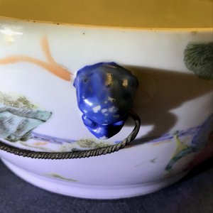 Vier stukken Chinees famille rose en grisaille porselein, 19/20e eeuw — foto 27