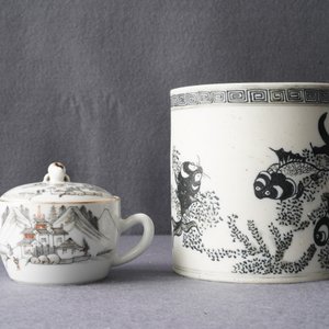 Vier stukken Chinees famille rose en grisaille porselein, 19/20e eeuw — foto 10