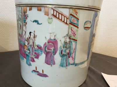 Vier stukken Chinees famille rose en qianjiang cai porselein, 19/20e eeuw — foto 17