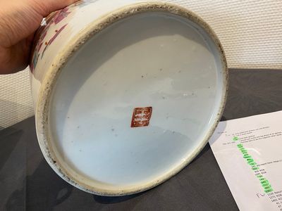 Vier stukken Chinees famille rose en qianjiang cai porselein, 19/20e eeuw — foto 20