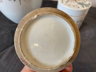 Vier stukken Chinees famille rose en qianjiang cai porselein, 19/20e eeuw — foto 27