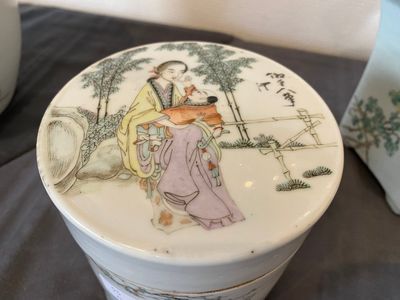 Vier stukken Chinees famille rose en qianjiang cai porselein, 19/20e eeuw — foto 3
