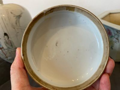 Vier stukken Chinees famille rose en qianjiang cai porselein, 19/20e eeuw — foto 6