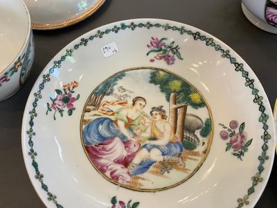 Vier stukken Chinees famille rose exportporselein met mythologische en romantische decors, Qianlong — foto 13