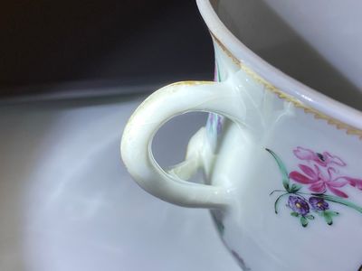 Vier stukken Chinees famille rose exportporselein met mythologische en romantische decors, Qianlong — foto 16