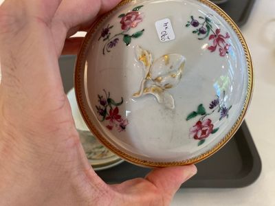 Vier stukken Chinees famille rose exportporselein met mythologische en romantische decors, Qianlong — foto 6