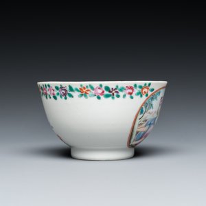 Vier stukken Chinees famille rose exportporselein met mythologische en romantische decors, Qianlong — foto 5