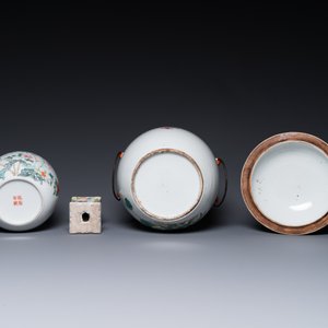 Vier stukken Chinees famille rose porselein en drie met koraalrode fondkleur, 19/20e eeuw — foto 13
