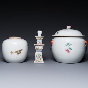 Vier stukken Chinees famille rose porselein en drie met koraalrode fondkleur, 19/20e eeuw — foto 10
