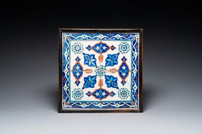 Vier tegels in Iznik-stijl met gestileerd bloemendecor, Kutahya, Turkije, 19e eeuw