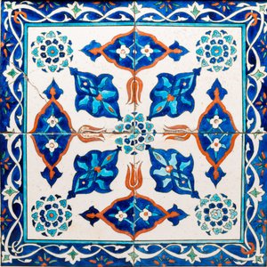 Vier tegels in Iznik-stijl met gestileerd bloemendecor, Kutahya, Turkije, 19e eeuw — foto 2