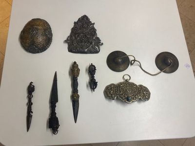 Vier Tibetaans bronzen en houten phurba's, een 'kapala' of schedelkom, een paar koperen tingsha's en twee zilveren ornamenten, 19e eeuw — foto 1