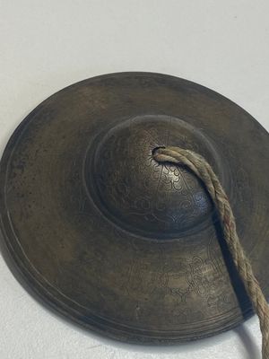 Vier Tibetaans bronzen en houten phurba's, een 'kapala' of schedelkom, een paar koperen tingsha's en twee zilveren ornamenten, 19e eeuw — foto 11