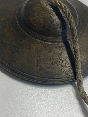 Vier Tibetaans bronzen en houten phurba's, een 'kapala' of schedelkom, een paar koperen tingsha's en twee zilveren ornamenten, 19e eeuw — foto 12