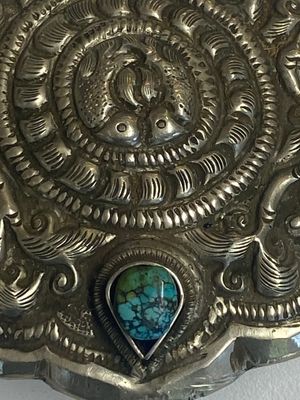 Vier Tibetaans bronzen en houten phurba's, een 'kapala' of schedelkom, een paar koperen tingsha's en twee zilveren ornamenten, 19e eeuw — foto 14
