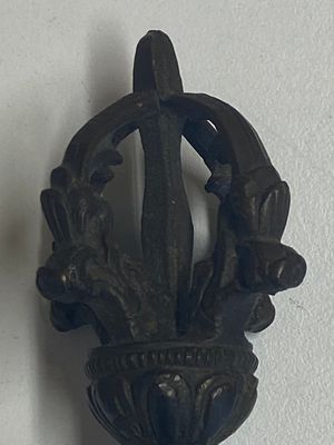Vier Tibetaans bronzen en houten phurba's, een 'kapala' of schedelkom, een paar koperen tingsha's en twee zilveren ornamenten, 19e eeuw — foto 17