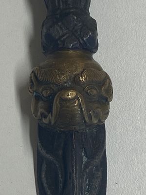 Vier Tibetaans bronzen en houten phurba's, een 'kapala' of schedelkom, een paar koperen tingsha's en twee zilveren ornamenten, 19e eeuw — foto 20
