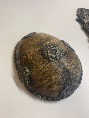 Vier Tibetaans bronzen en houten phurba's, een 'kapala' of schedelkom, een paar koperen tingsha's en twee zilveren ornamenten, 19e eeuw — foto 2