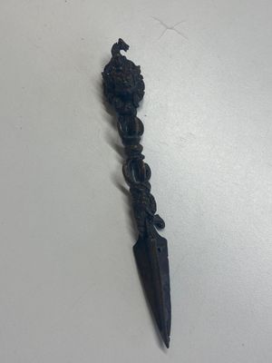 Vier Tibetaans bronzen en houten phurba's, een 'kapala' of schedelkom, een paar koperen tingsha's en twee zilveren ornamenten, 19e eeuw — foto 24