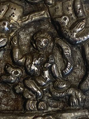 Vier Tibetaans bronzen en houten phurba's, een 'kapala' of schedelkom, een paar koperen tingsha's en twee zilveren ornamenten, 19e eeuw — foto 7