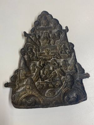 Vier Tibetaans bronzen en houten phurba's, een 'kapala' of schedelkom, een paar koperen tingsha's en twee zilveren ornamenten, 19e eeuw — foto 8