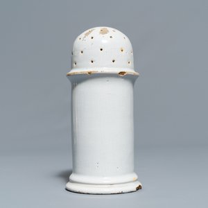 Vier wit Delftse kannen, een paar bordjes met kartelrand en een grote strooier, 17/18e eeuw — foto 2