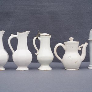 Vier wit Delftse kannen, een paar bordjes met kartelrand en een grote strooier, 17/18e eeuw — foto 21