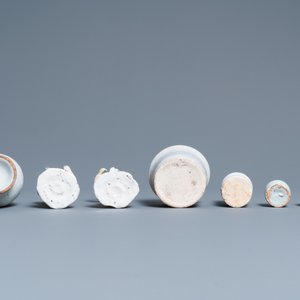 Vier zalfpotjes, een kannetje en twee figuren in wit Delfts aardewerk, 17/19e eeuw — foto 7