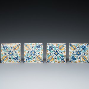 Vier zeldzame polychrome klein formaat Delftse tegels met druiven en granaatappels, 1e helft 17e eeuw — foto 1