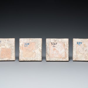 Vier zeldzame polychrome klein formaat Delftse tegels met druiven en granaatappels, 1e helft 17e eeuw — foto 3