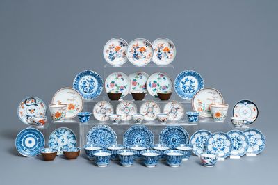 Vierentwintig Chinese koppen en vijfentwintig schotels in blauw-wit, famille rose, verte en Imari-stijl porselein, Kangxi en later