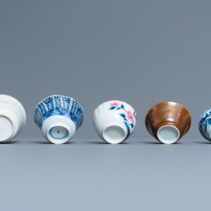 Vierentwintig Chinese koppen en vijfentwintig schotels in blauw-wit, famille rose, verte en Imari-stijl porselein, Kangxi en later — foto 11