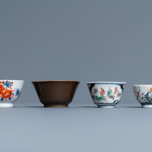 Vierentwintig Chinese koppen en vijfentwintig schotels in blauw-wit, famille rose, verte en Imari-stijl porselein, Kangxi en later — foto 12