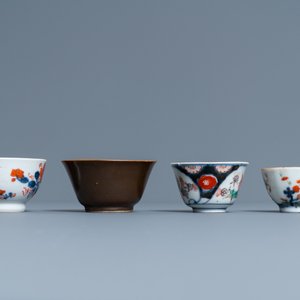 Vierentwintig Chinese koppen en vijfentwintig schotels in blauw-wit, famille rose, verte en Imari-stijl porselein, Kangxi en later — foto 13