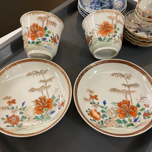 Vierentwintig Chinese koppen en vijfentwintig schotels in blauw-wit, famille rose, verte en Imari-stijl porselein, Kangxi en later — foto 19