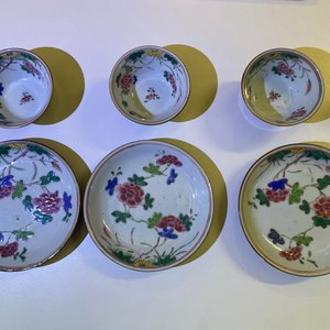Vierentwintig Chinese koppen en vijfentwintig schotels in blauw-wit, famille rose, verte en Imari-stijl porselein, Kangxi en later — foto 20
