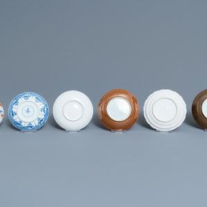 Vierentwintig Chinese koppen en vijfentwintig schotels in blauw-wit, famille rose, verte en Imari-stijl porselein, Kangxi en later — foto 3