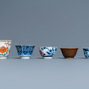 Vierentwintig Chinese koppen en vijfentwintig schotels in blauw-wit, famille rose, verte en Imari-stijl porselein, Kangxi en later — foto 6