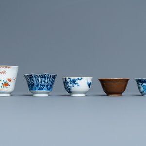 Vierentwintig Chinese koppen en vijfentwintig schotels in blauw-wit, famille rose, verte en Imari-stijl porselein, Kangxi en later — foto 9