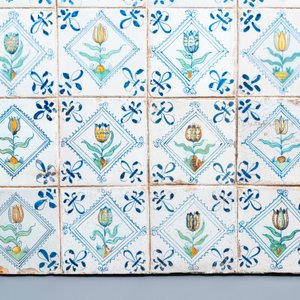Vierentwintig polychrome Delftse tegels met bloemen in postzegelkwadraat, 17e eeuw — foto 5