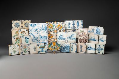 Vierenveertig blauw-witte en polychrome Delftse tegels, 17/18e eeuw