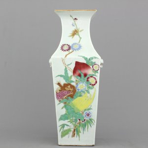 Vierkante vaas in Chinees porselein met bloemendecor, 19e eeuw — foto 1