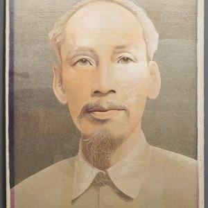 Vietnamese school, Nha Trang, 20e eeuw: een geborduurd zijden portret van Ho Chi Minh — foto 1