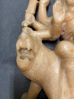 Vijf Aziatische sculpturen in albast, brons en koper, 19/20e eeuw — foto 23