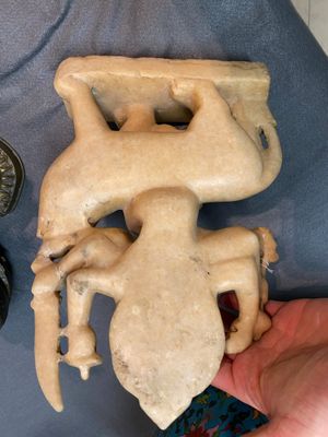 Vijf Aziatische sculpturen in albast, brons en koper, 19/20e eeuw — foto 24