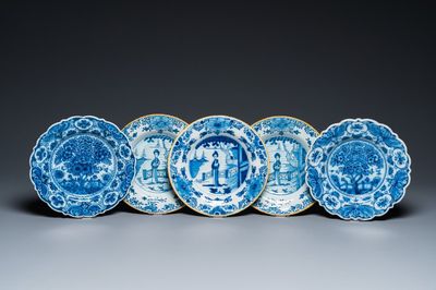 Vijf blauw-witte Delftse borden, 18e eeuw